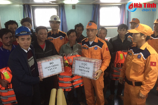 cuu tau ca hong may cung 9 ngu dan troi dat tren bien ha tinh