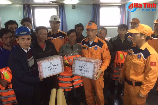 cuu tau ca hong may cung 9 ngu dan troi dat tren bien ha tinh