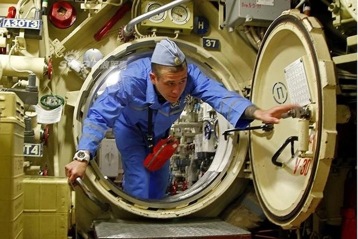 photo kham pha ben trong tau ngam kilo ho den dai duong