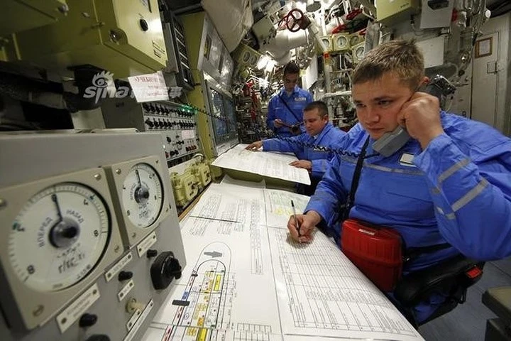 photo kham pha ben trong tau ngam kilo ho den dai duong