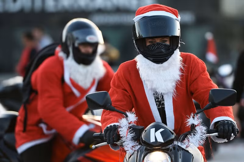 ve dep de thuong nong bong va ca tinh cua cac ba gia noel khap the gioi