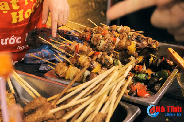 xuyt xoa voi do an ngon nong hoi trong cho dem cuoi tuan