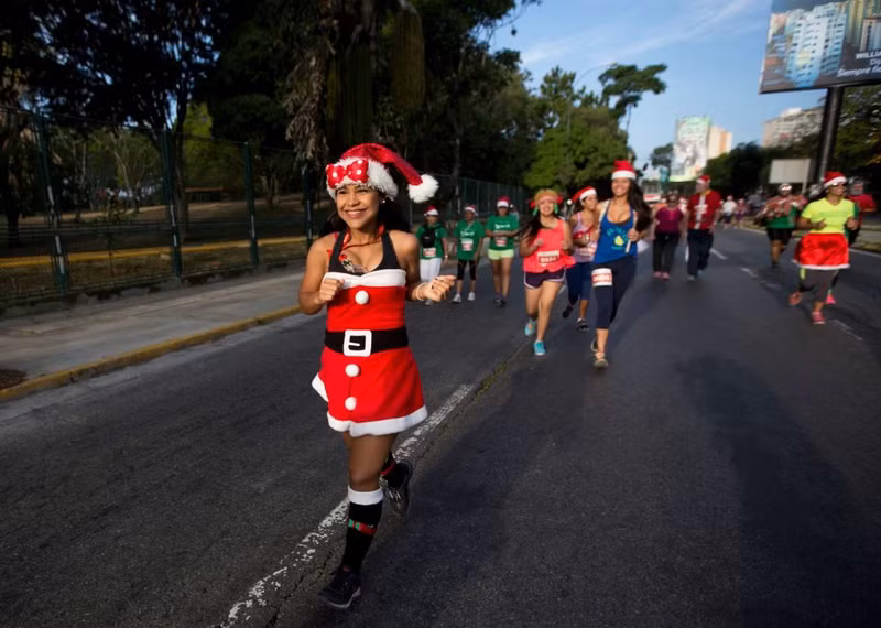 ve dep de thuong nong bong va ca tinh cua cac ba gia noel khap the gioi