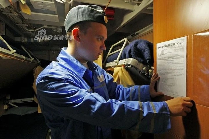 photo kham pha ben trong tau ngam kilo ho den dai duong