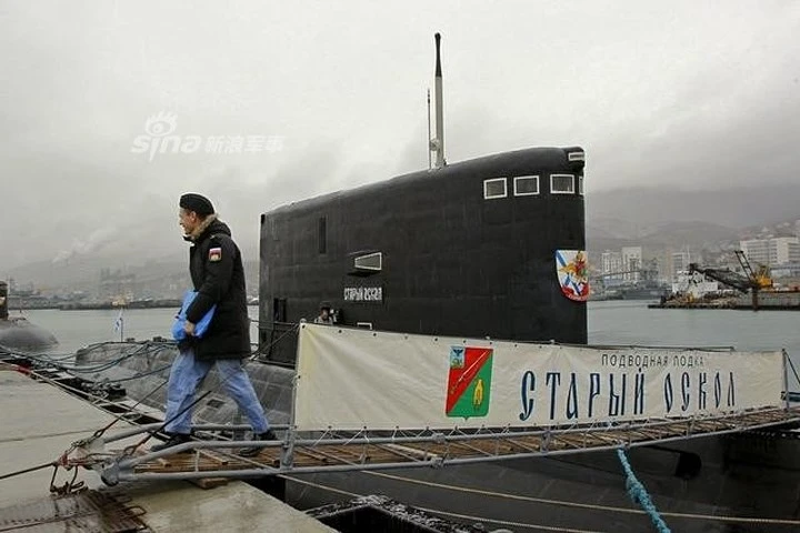 photo kham pha ben trong tau ngam kilo ho den dai duong