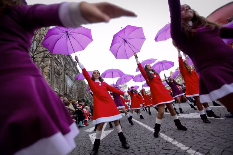 ve dep de thuong nong bong va ca tinh cua cac ba gia noel khap the gioi