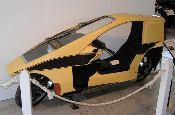 Quasar 1980: Là môtô kín một nửa, do Malcolm Newell và Ken Leaman chế tạo vào những năm 1970. Xe có động cơ Reliant Motors 848 phân khối, tốc độ lên đến 160 km/h. Phía trước có kính chắn gió nhiều lớp, cần gạt và lò sưởi. Do kín một nửa, nên xe tạo những điểm mù lớn, người lái phải chồm ra ngoài. Chỉ có 21 chiếc Quasar 1980 được sản xuất. nhung mau moto co va hiem tai bao tang quoc gia anh