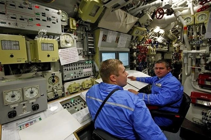 photo kham pha ben trong tau ngam kilo ho den dai duong