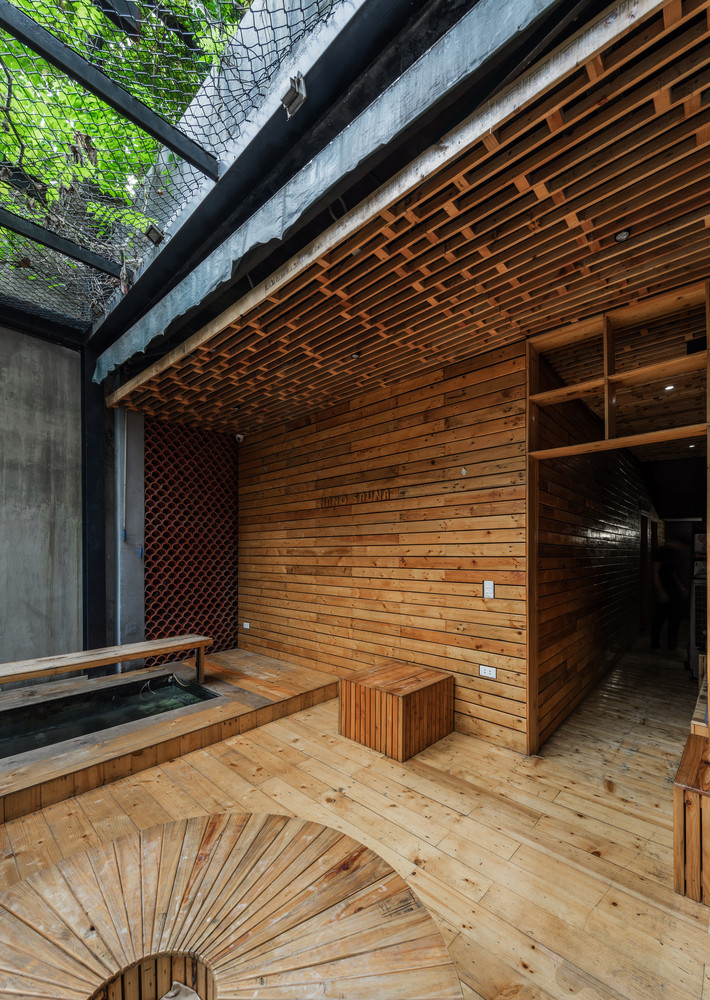 quan ca phe ca koi doc dao o ha noi len bao my