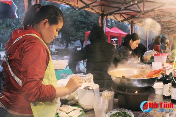 xuyt xoa voi do an ngon nong hoi trong cho dem cuoi tuan