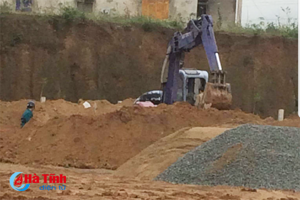 hot hoang vi bom phat lo khi dao mong xay truong