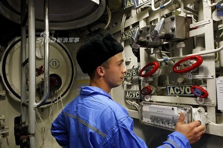 photo kham pha ben trong tau ngam kilo ho den dai duong