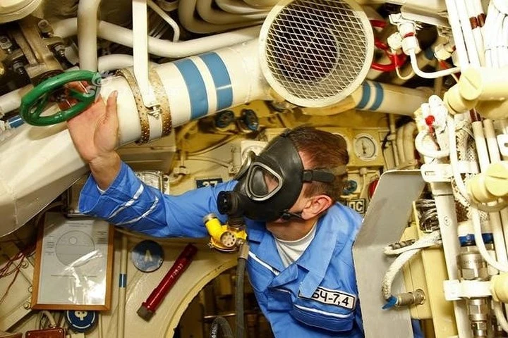 photo kham pha ben trong tau ngam kilo ho den dai duong