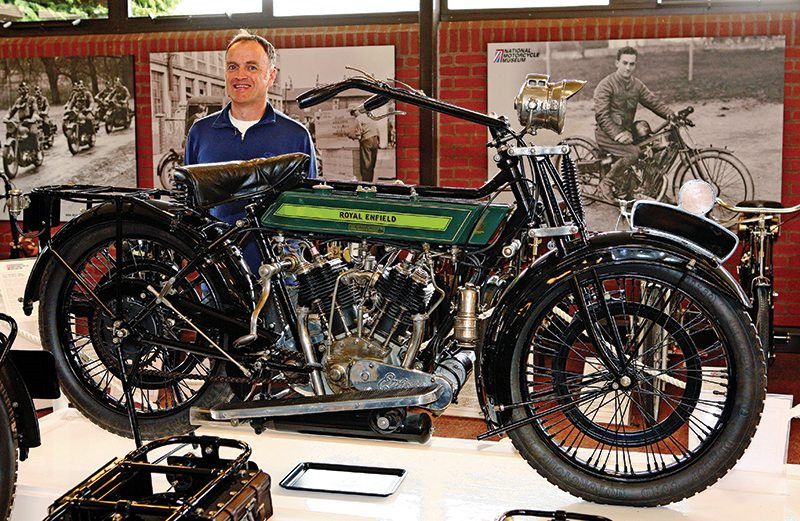 V-Twin 1922 của Royal Enfield: V-Twin 1922 phù hợp với phái mạnh vì nó thoải mái, mạnh mẽ, giá vừa phải và chạy tốt. Động cơ 6 đến 8 mã lực nhưng xe chỉ có một thắng, điều khiển bằng chân trái. Bàn đạp kéo dây cáp chạm lên đòn bẩy và đẩy phanh hình V vào rãnh dọc trên bánh xe. nhung mau moto co va hiem tai bao tang quoc gia anh