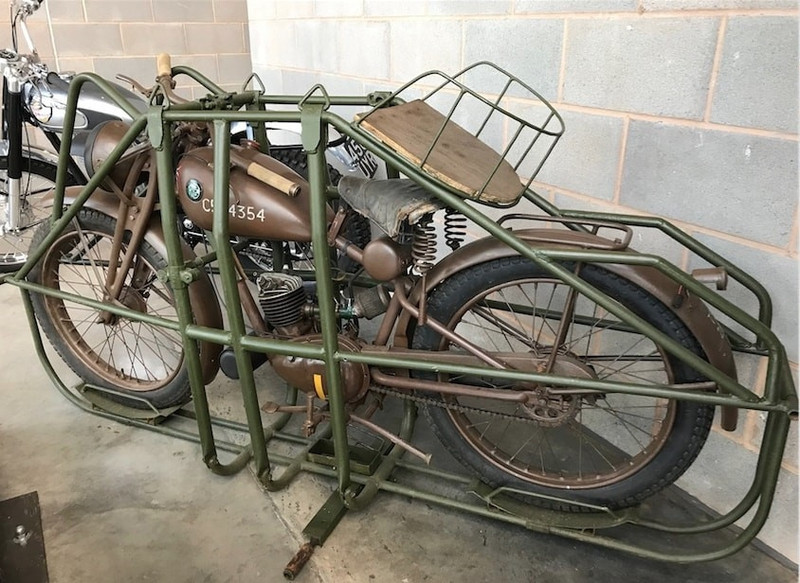 WD/RE Flying Flea 1942 của Royal Enfield: Model được sản xuất từ 1942-1944, có kiểu dáng quân đội và thường dùng cho lính nhảy dù. Xe có động cơ 2 thì, 125 phân khối. Trong thế chiến thứ 2, xe được bọc bằng khung thép và thả dù rơi xuống đất. Sau đó, người lính có thể tháo dỡ khung và sử dụng xe. Flying Flea 1942 cho phép di chuyển ở địa hình phức tạp. Thanh dầm phía trước xe được thắt từ dây thun dày. nhung mau moto co va hiem tai bao tang quoc gia anh