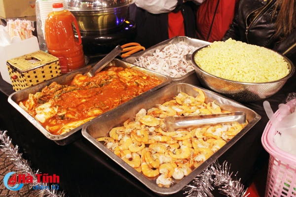 xuyt xoa voi do an ngon nong hoi trong cho dem cuoi tuan