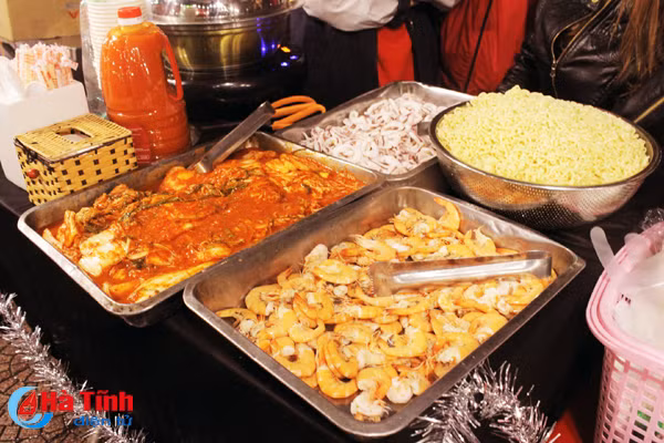 xuyt xoa voi do an ngon nong hoi trong cho dem cuoi tuan