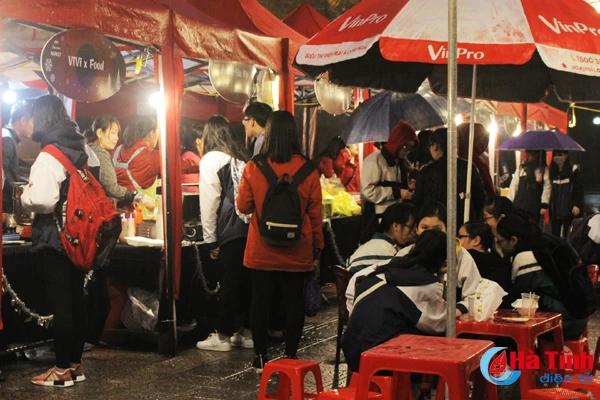 xuyt xoa voi do an ngon nong hoi trong cho dem cuoi tuan