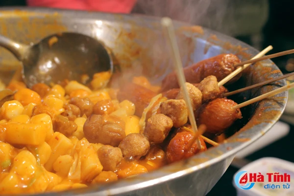 xuyt xoa voi do an ngon nong hoi trong cho dem cuoi tuan