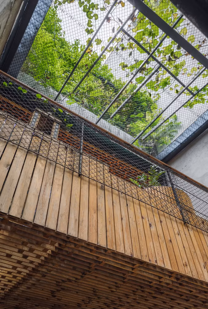 quan ca phe ca koi doc dao o ha noi len bao my