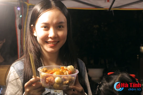 xuyt xoa voi do an ngon nong hoi trong cho dem cuoi tuan