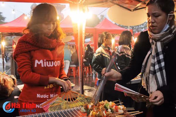 xuyt xoa voi do an ngon nong hoi trong cho dem cuoi tuan