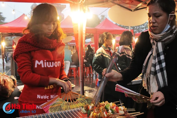 xuyt xoa voi do an ngon nong hoi trong cho dem cuoi tuan