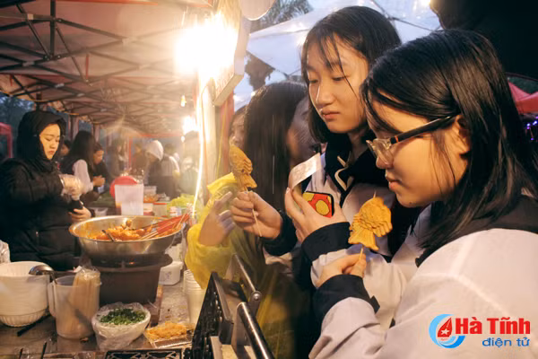 xuyt xoa voi do an ngon nong hoi trong cho dem cuoi tuan