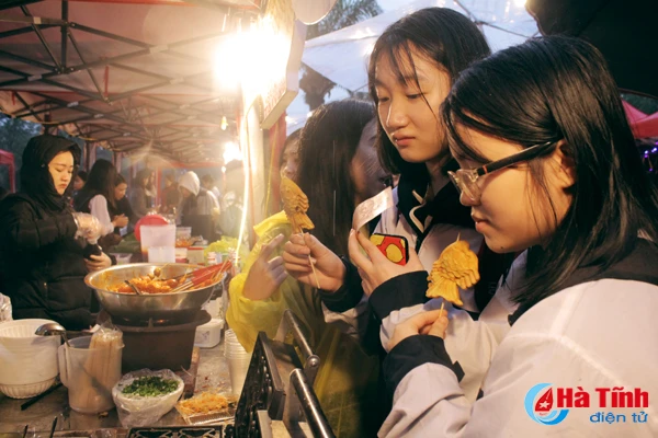 xuyt xoa voi do an ngon nong hoi trong cho dem cuoi tuan