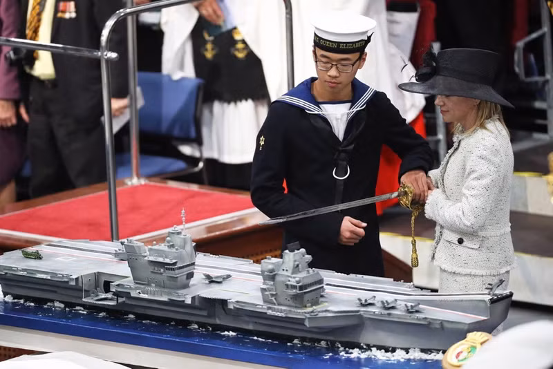 ben trong tau san bay hien dai nhat cua anh