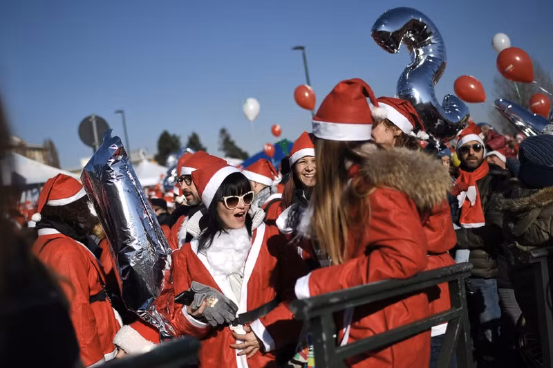 ve dep de thuong nong bong va ca tinh cua cac ba gia noel khap the gioi