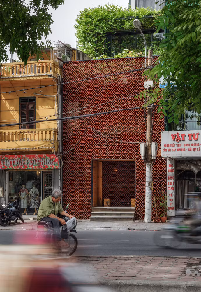 quan ca phe ca koi doc dao o ha noi len bao my