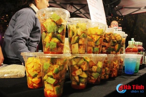 xuyt xoa voi do an ngon nong hoi trong cho dem cuoi tuan