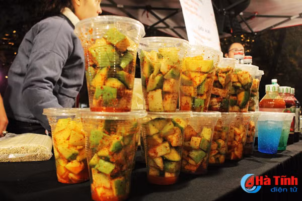 xuyt xoa voi do an ngon nong hoi trong cho dem cuoi tuan