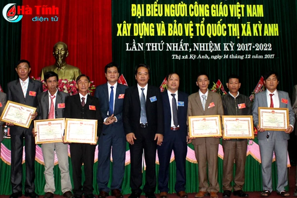 ba con giao dan thi xa ky anh hien gan 23 000 m 2 dat