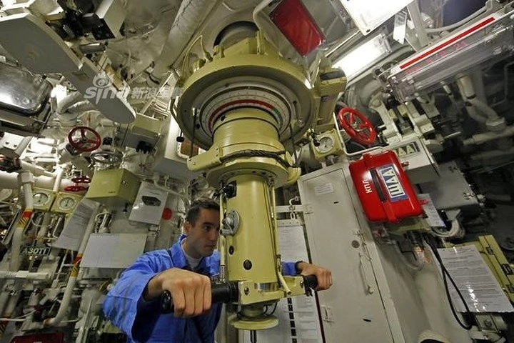 photo kham pha ben trong tau ngam kilo ho den dai duong