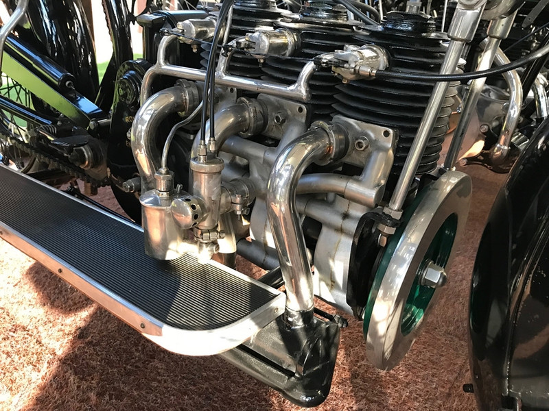 Xe 3 xi-lanh 2 thì 1915 của Royal Enfield: Đây là chiếc 3 xi-lanh 2 thì đầu tiên được sản xuất. Xe có tốc độ tối đa 80 km/h, mức tiêu thụ nhiên liệu 6,7 l/100 km. nhung mau moto co va hiem tai bao tang quoc gia anh