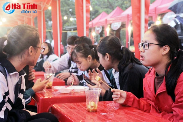 xuyt xoa voi do an ngon nong hoi trong cho dem cuoi tuan