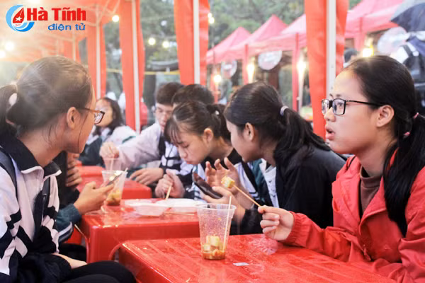 xuyt xoa voi do an ngon nong hoi trong cho dem cuoi tuan