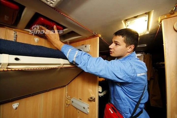 photo kham pha ben trong tau ngam kilo ho den dai duong