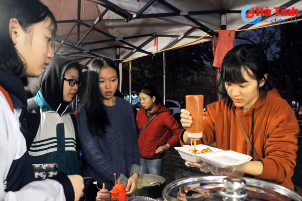 xuyt xoa voi do an ngon nong hoi trong cho dem cuoi tuan