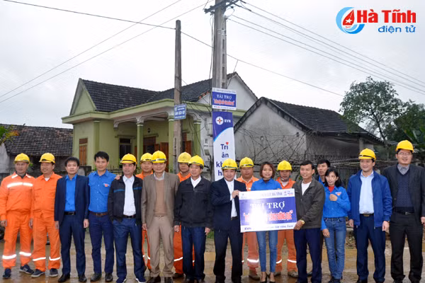 evn ha tinh ban giao 3 duong dien thap sang lang que tri gia 110 trieu