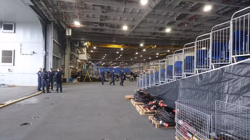 ben trong tau san bay hien dai nhat cua anh