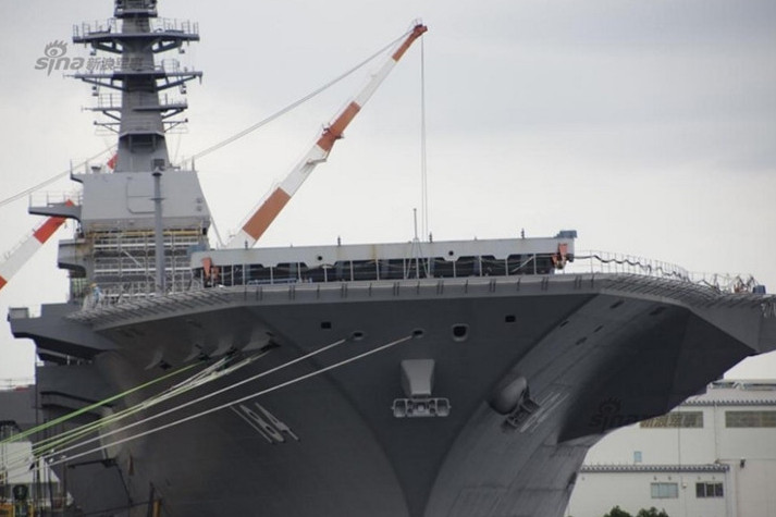 can canh tau san bay truc thang kaga ma nhat vua dua vao hoat dong