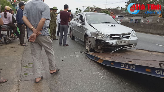 va cham voi o to me va 2 con nho thuong vong