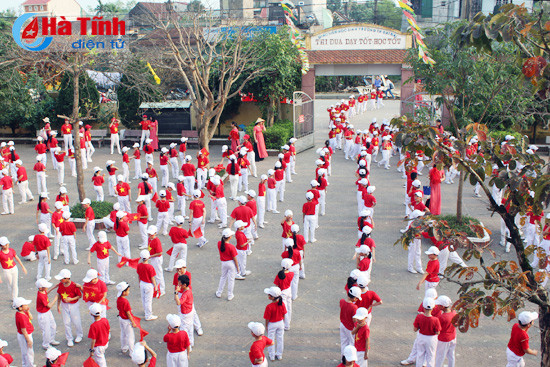 hon 500 hoc sinh tieu hoc trinh dien dan vu duong pho