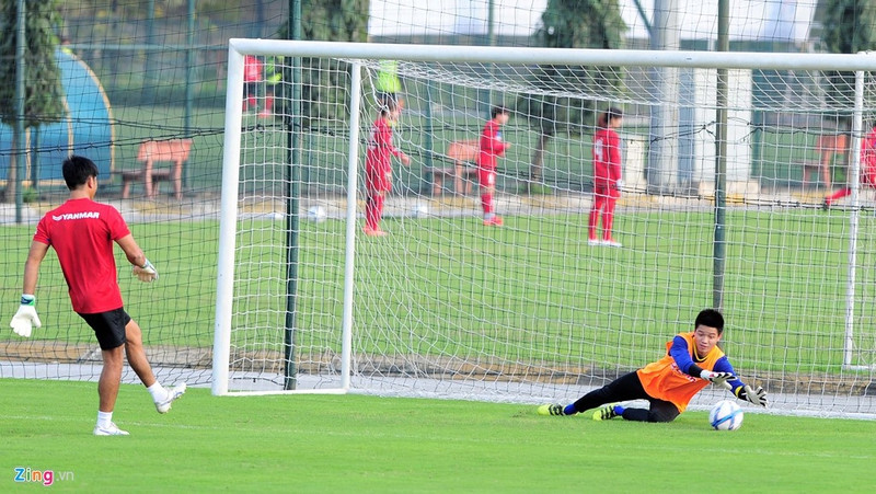 xuan truong cuoi hip mat khi tuyen viet nam tap buoi dau