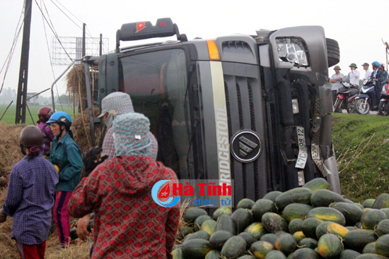 nguoi dan giup tai xe gom dua hau sau khi xe tai lao xuong ruong