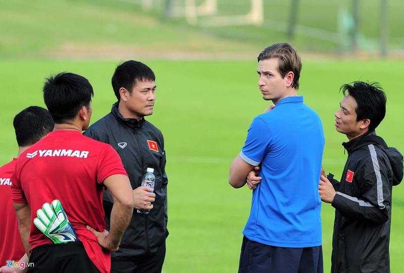 xuan truong cuoi hip mat khi tuyen viet nam tap buoi dau