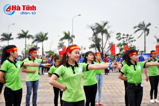 gan 500 sinh vien dai hoc ha tinh trinh dien dan vu